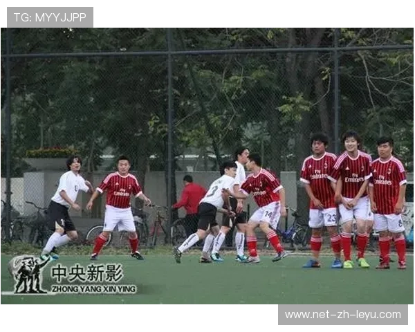 逆境中奋勇拼搏:永不言弃的足球战士,足球运动员逆足 逆境中奋勇拼搏:永不言弃的足球战士,足球运动员逆足